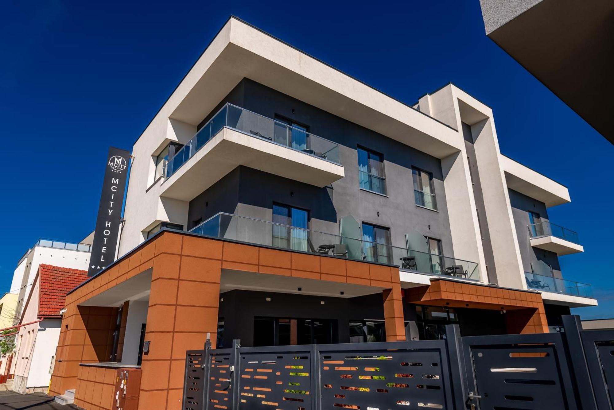 M City Aparthotel 아라드 외부 사진