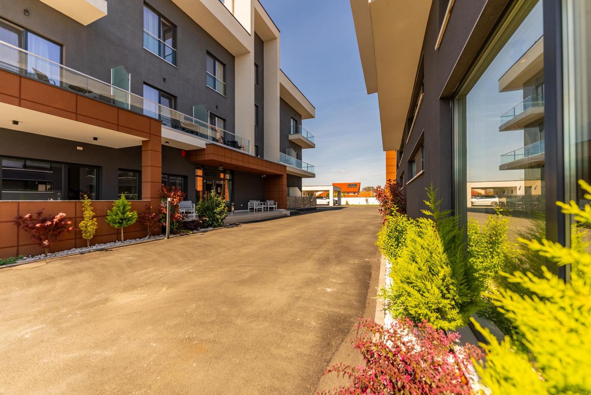 M City Aparthotel 아라드 외부 사진