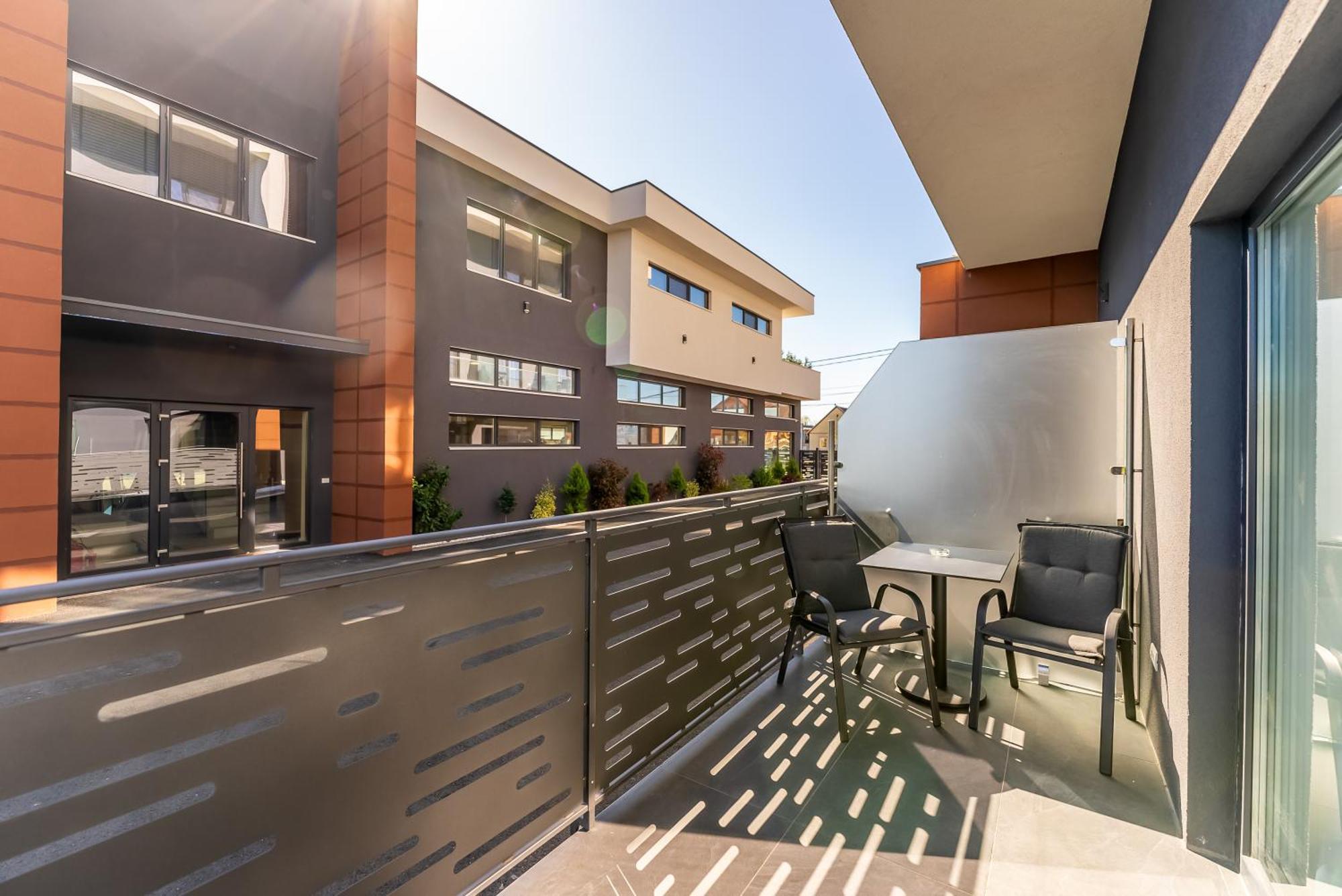 M City Aparthotel 아라드 외부 사진